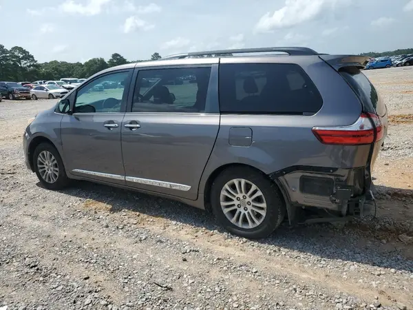 5TDYZ3DC7HS816145 2017 TOYOTA SIENNA - Image 2