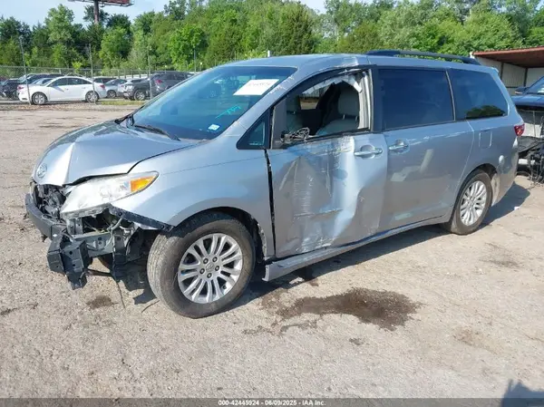 5TDYZ3DC7HS821927 2017 TOYOTA SIENNA - Image 2