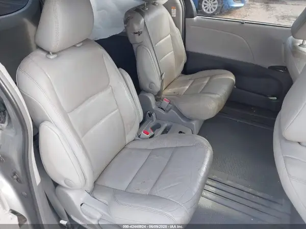 5TDYZ3DC7HS821927 2017 TOYOTA SIENNA - Image 8
