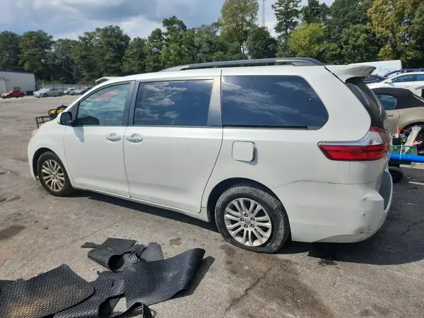 5TDYZ3DC7HS826707 2017 TOYOTA SIENNA - Image 2