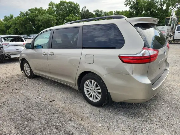5TDYZ3DC7HS833463 2017 TOYOTA SIENNA - Image 2