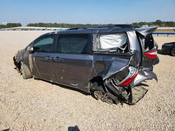 5TDYZ3DC7HS838839 2017 TOYOTA SIENNA - Image 2