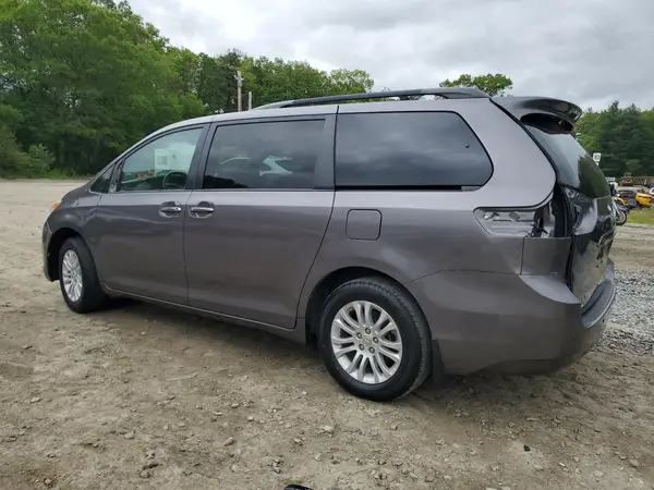 5TDYZ3DC7HS839036 2017 TOYOTA SIENNA - Image 2