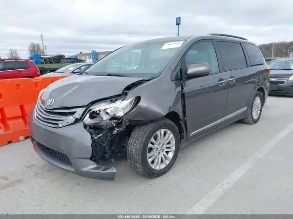 5TDYZ3DC7HS839747 2017 TOYOTA SIENNA - Image 2