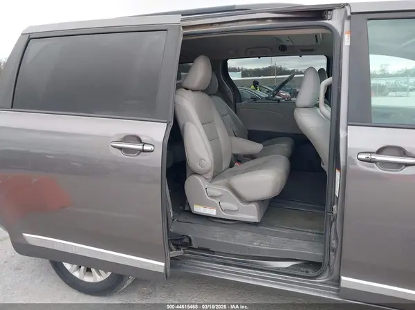 5TDYZ3DC7HS839747 2017 TOYOTA SIENNA - Image 8