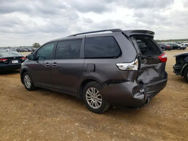 5TDYZ3DC7HS841112 2017 TOYOTA SIENNA - Image 2