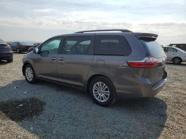 5TDYZ3DC7HS847637 2017 TOYOTA SIENNA - Image 2
