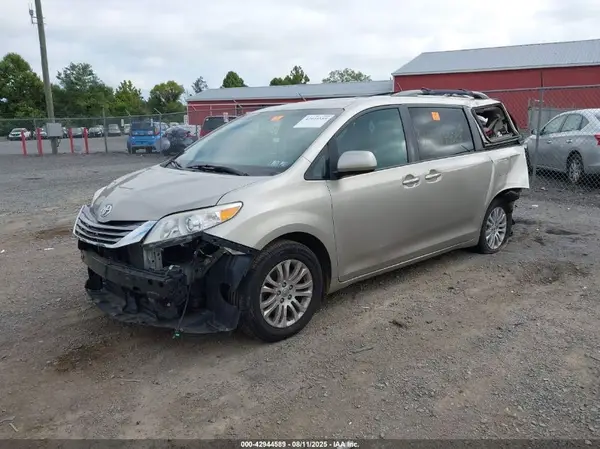 5TDYZ3DC7HS847735 2017 TOYOTA SIENNA - Image 2