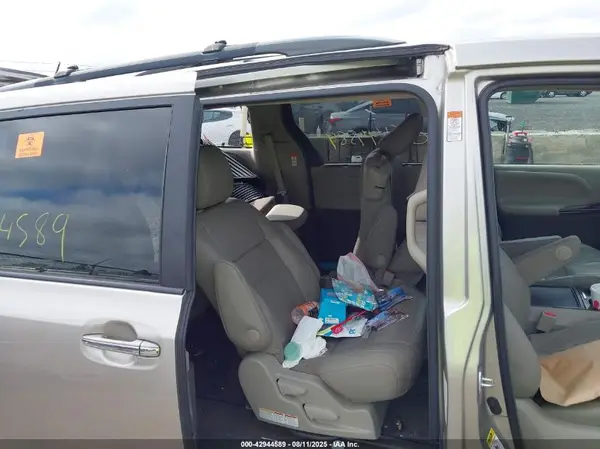 5TDYZ3DC7HS847735 2017 TOYOTA SIENNA - Image 8