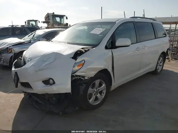 5TDYZ3DC7HS848433 2017 TOYOTA SIENNA - Image 2