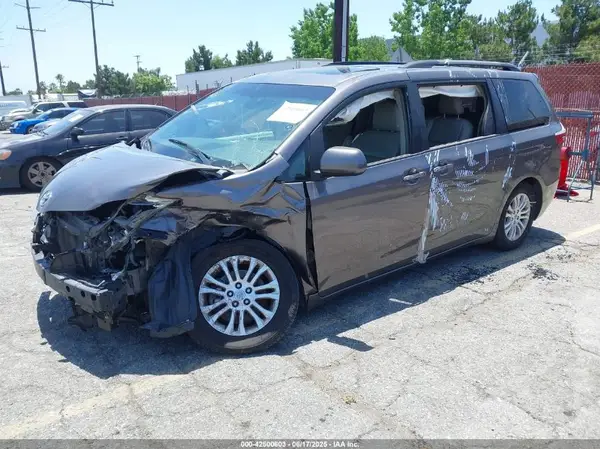 5TDYZ3DC7HS849002 2017 TOYOTA SIENNA - Image 2