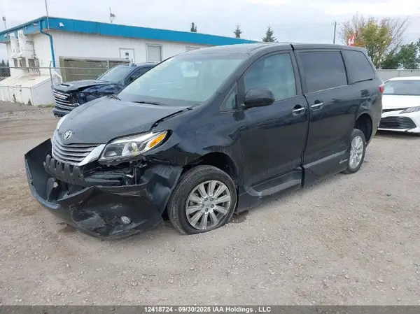 5TDYZ3DC7HS851087 2017 TOYOTA SIENNA - Image 2