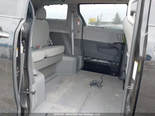 5TDYZ3DC7HS851087 2017 TOYOTA SIENNA - Image 8