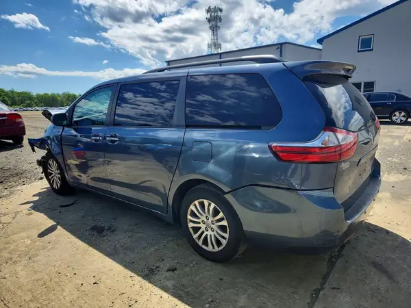 5TDYZ3DC7HS852322 2017 TOYOTA SIENNA - Image 2