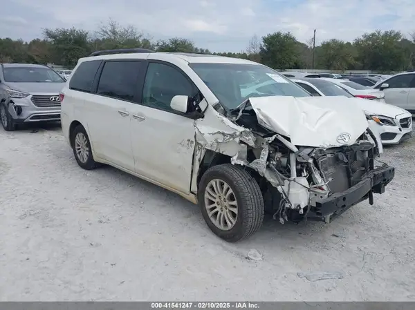 5TDYZ3DC7HS853440 2017 TOYOTA SIENNA - Image 1