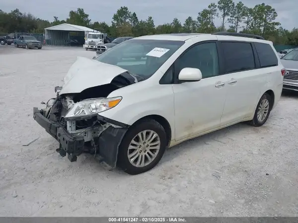 5TDYZ3DC7HS853440 2017 TOYOTA SIENNA - Image 2