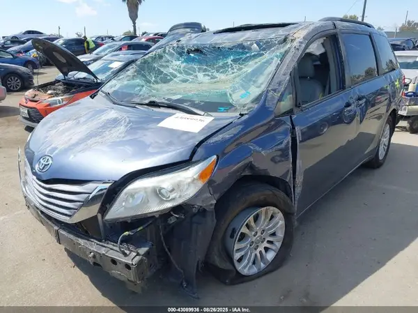 5TDYZ3DC7HS854846 2017 TOYOTA SIENNA - Image 2