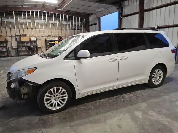 5TDYZ3DC7HS855754 2017 TOYOTA SIENNA - Image 1