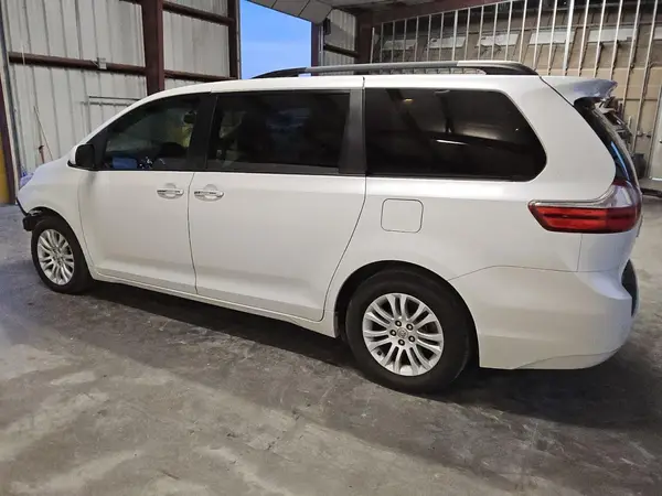 5TDYZ3DC7HS855754 2017 TOYOTA SIENNA - Image 2