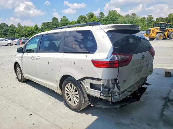 5TDYZ3DC7HS856483 2017 TOYOTA SIENNA - Image 2