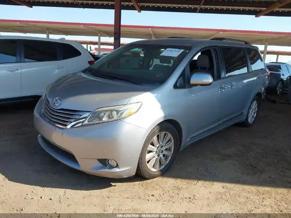 5TDYZ3DC7HS862672 2017 TOYOTA SIENNA - Image 2