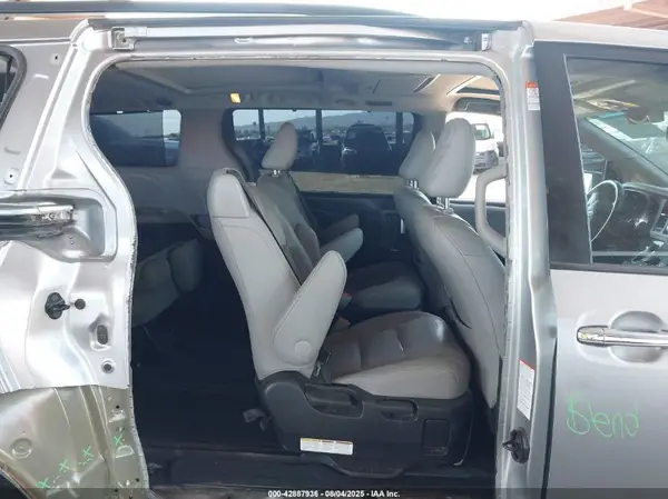 5TDYZ3DC7HS862672 2017 TOYOTA SIENNA - Image 8
