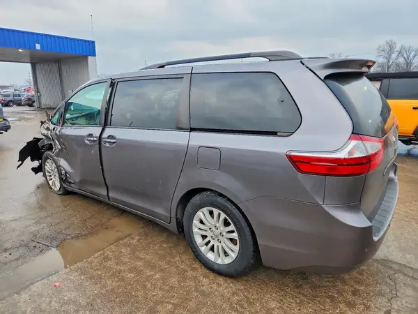 5TDYZ3DC7HS865944 2017 TOYOTA SIENNA - Image 2