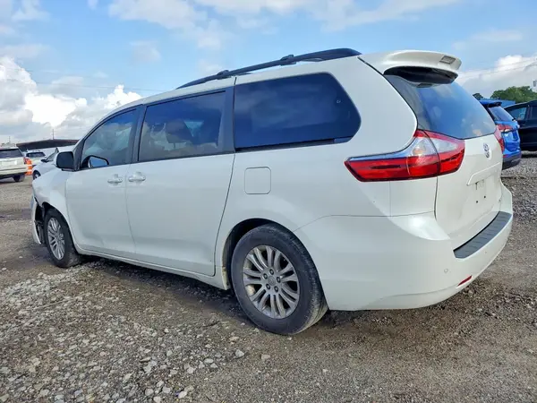 5TDYZ3DC7HS867113 2017 TOYOTA SIENNA - Image 2