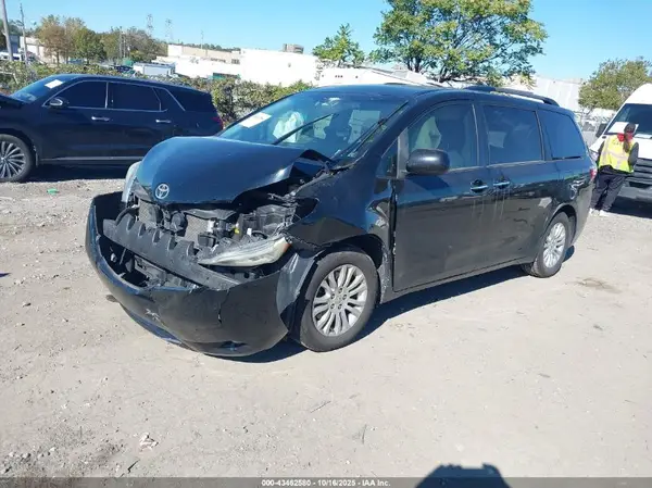 5TDYZ3DC7HS867161 2017 TOYOTA SIENNA - Image 2