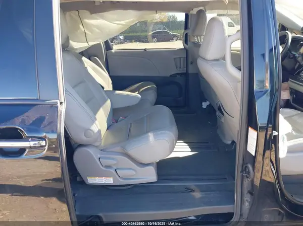 5TDYZ3DC7HS867161 2017 TOYOTA SIENNA - Image 8