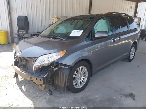 5TDYZ3DC7HS871601 2017 TOYOTA SIENNA - Image 2