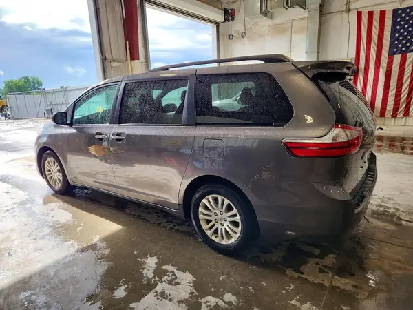 5TDYZ3DC7HS872442 2017 TOYOTA SIENNA - Image 2
