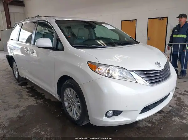 5TDYZ3DC7HS874630 2017 TOYOTA SIENNA - Image 1