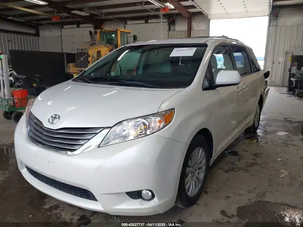 5TDYZ3DC7HS874630 2017 TOYOTA SIENNA - Image 2
