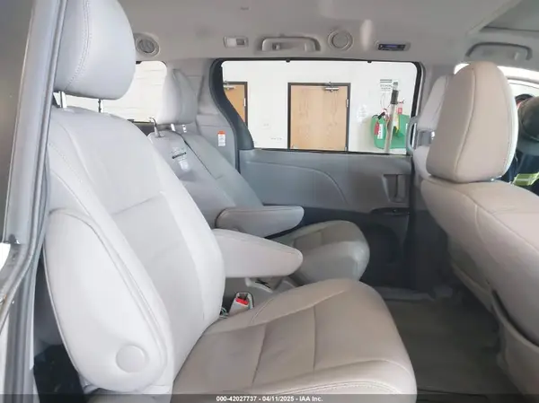 5TDYZ3DC7HS874630 2017 TOYOTA SIENNA - Image 8