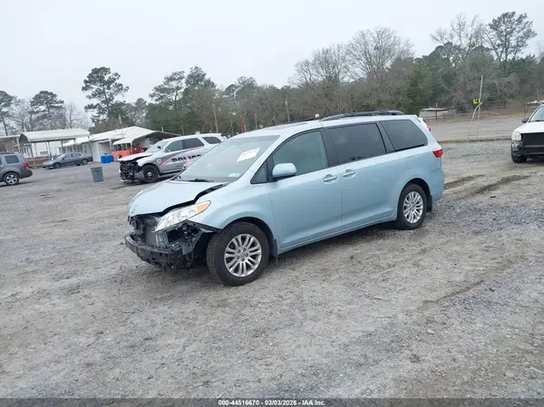 5TDYZ3DC7HS874756 2017 TOYOTA SIENNA - Image 2