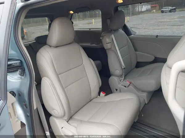 5TDYZ3DC7HS874756 2017 TOYOTA SIENNA - Image 8