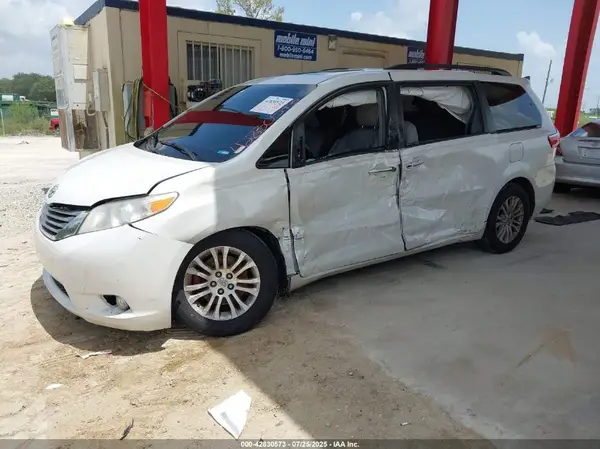 5TDYZ3DC7HS876605 2017 TOYOTA SIENNA - Image 2