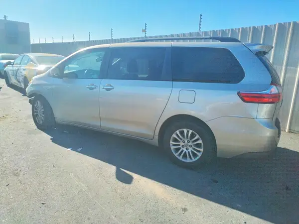 5TDYZ3DC7HS877933 2017 TOYOTA SIENNA - Image 2