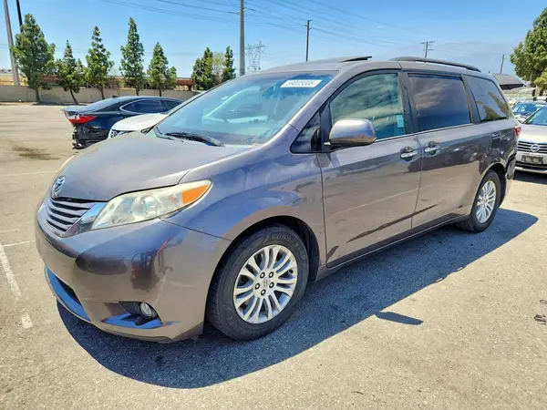 5TDYZ3DC7HS878676 2017 TOYOTA SIENNA - Image 1
