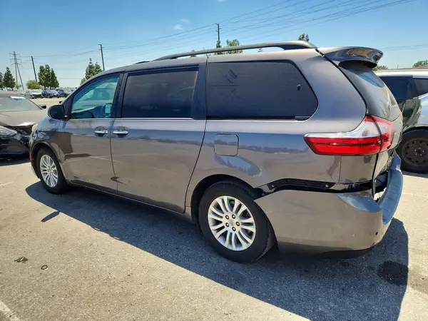 5TDYZ3DC7HS878676 2017 TOYOTA SIENNA - Image 2