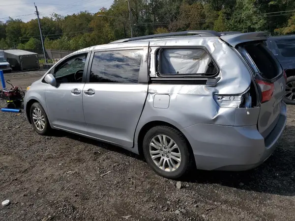5TDYZ3DC7HS880248 2017 TOYOTA SIENNA - Image 2
