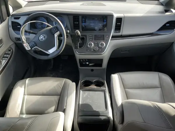 5TDYZ3DC7HS882517 2017 TOYOTA SIENNA - Image 8