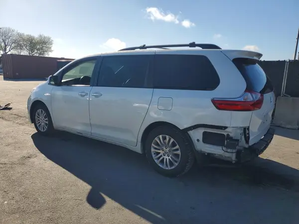 5TDYZ3DC7HS889225 2017 TOYOTA SIENNA - Image 2
