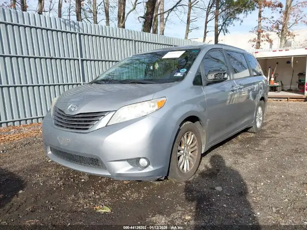 5TDYZ3DC7HS890536 2017 TOYOTA SIENNA - Image 2