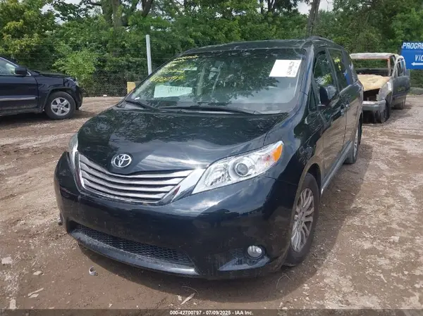 5TDYZ3DC7HS890794 2017 TOYOTA SIENNA - Image 2
