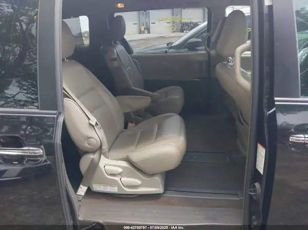 5TDYZ3DC7HS890794 2017 TOYOTA SIENNA - Image 8