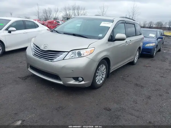 5TDYZ3DC7HS891413 2017 TOYOTA SIENNA - Image 2