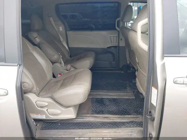 5TDYZ3DC7HS891413 2017 TOYOTA SIENNA - Image 8