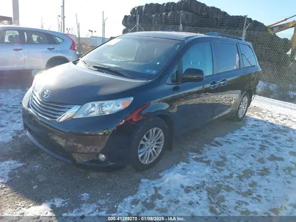 5TDYZ3DC7HS892965 2017 TOYOTA SIENNA - Image 2